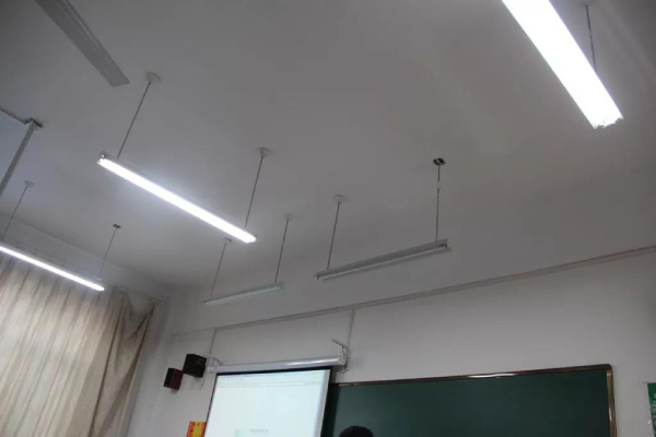 不少学校教室仍在使用传统荧光灯