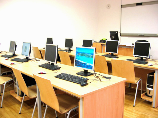 传统计算机教室照明环境